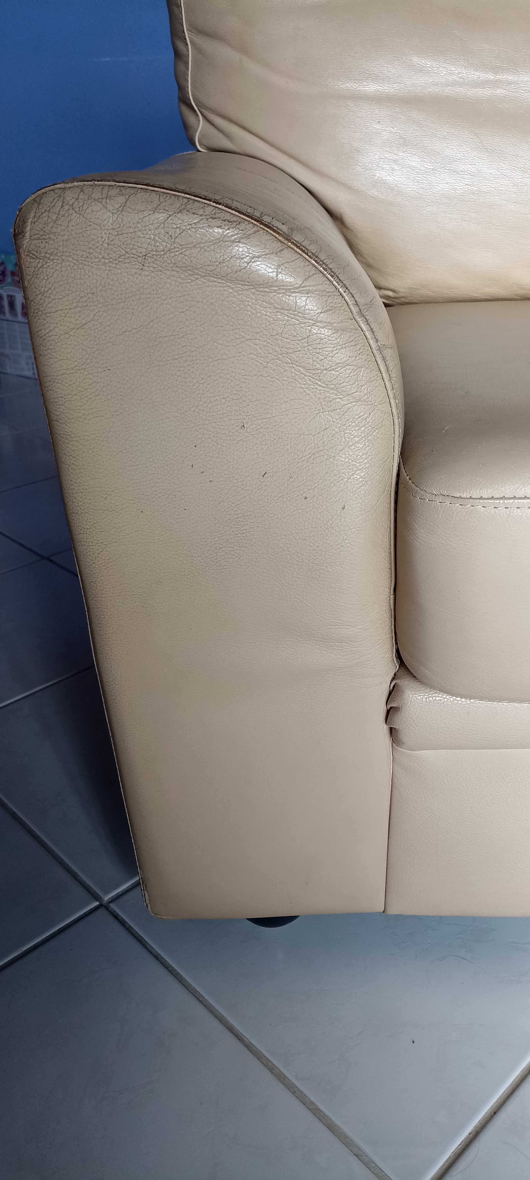 Dois sofás de cor creme.