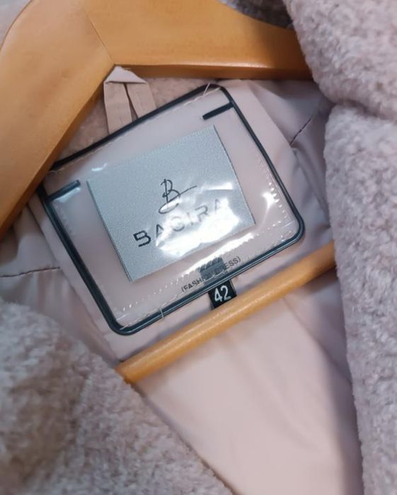 Зимня бежева стьобана куртка з капюшоном та поясом eur 42