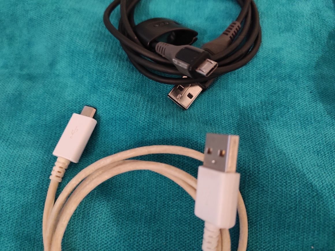 Conjunto de cabos USB, outros e adaptador