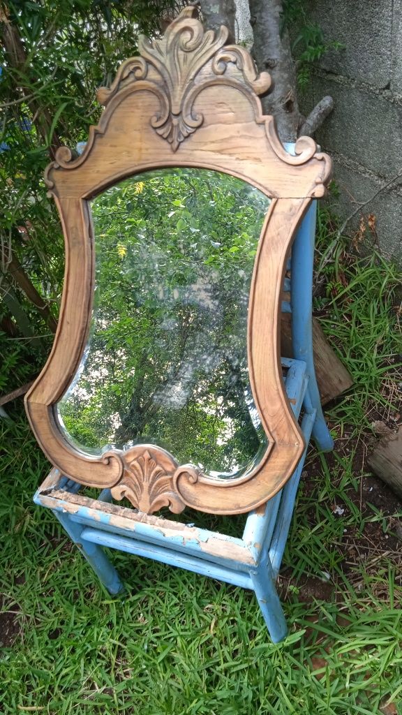 Espelho antigo em madeira maciça entalhado á mão