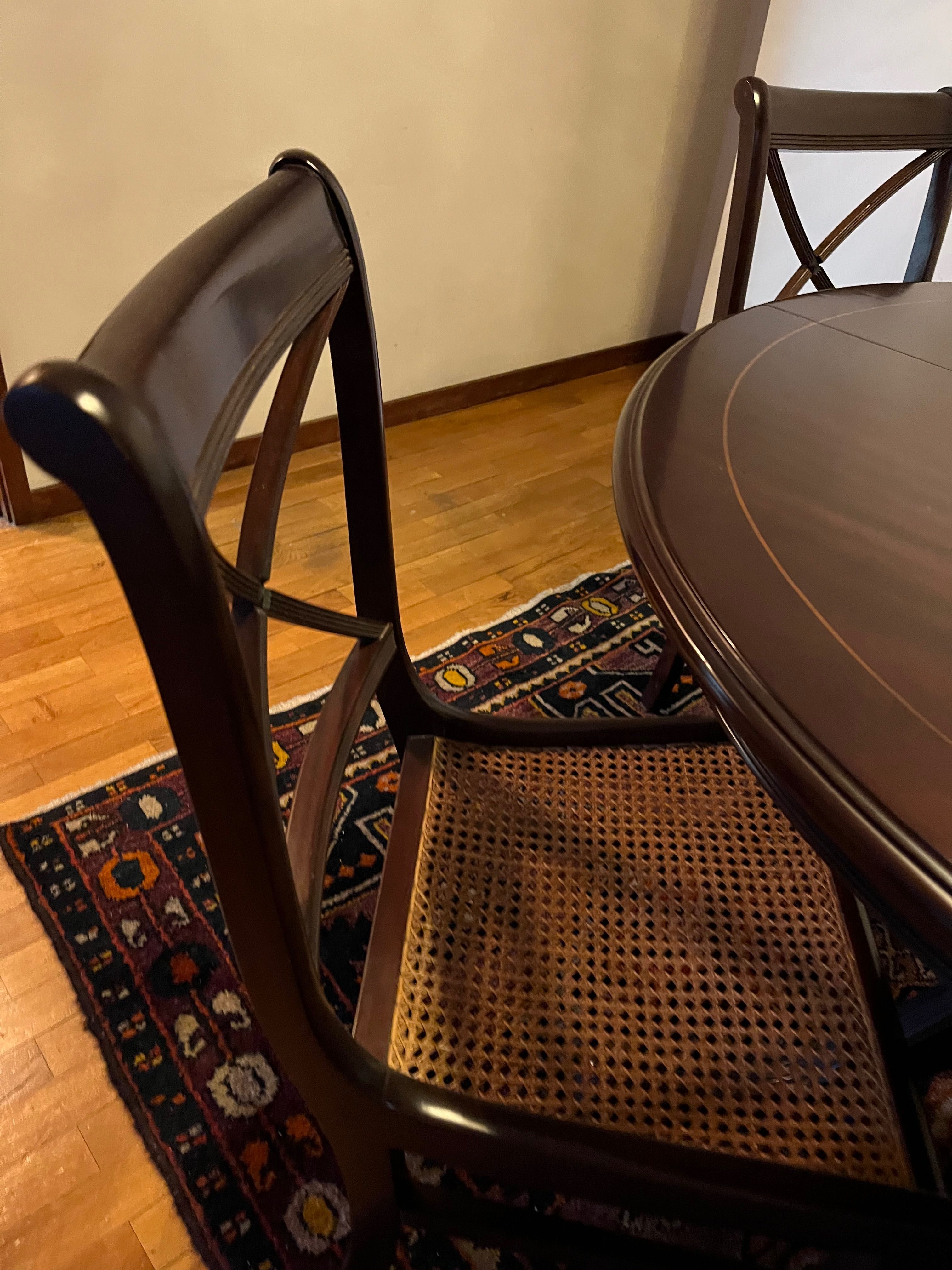 Mesa de jantar redonda, extensível para oval, em madeira maciça