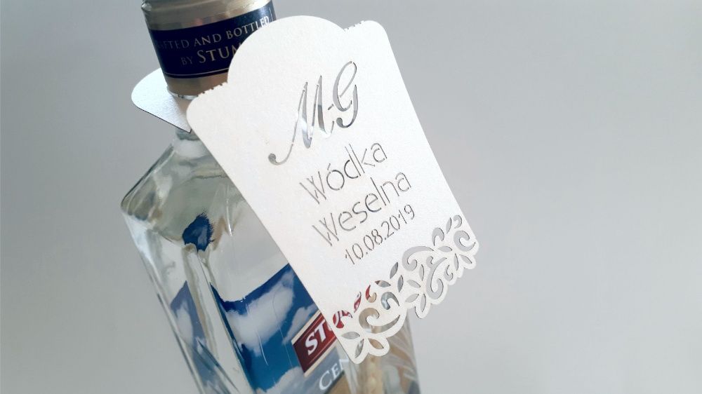 Zawieszki na wódkę weselną 50 sztuk - etykiety na alkohol z LOGO firmy