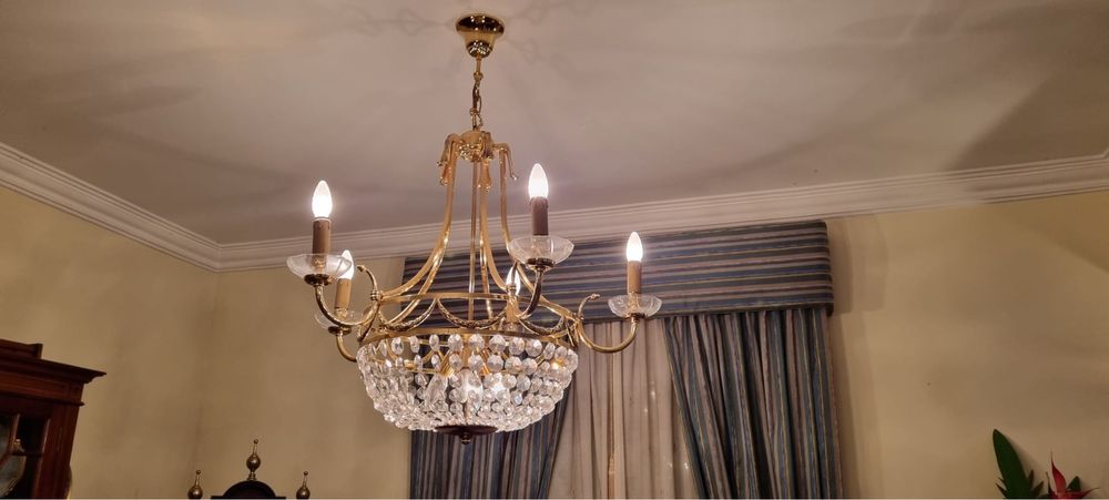 Lustres de cristal  cada um com 9 lampadas.
