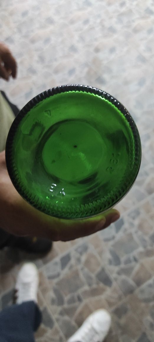 Garrafeira em tijolo duplo com garrafas