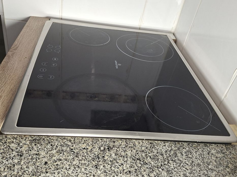 Placa Elétrica vitrocerâmica ARISTON HOTPOINT 3 zonas de aquecimento