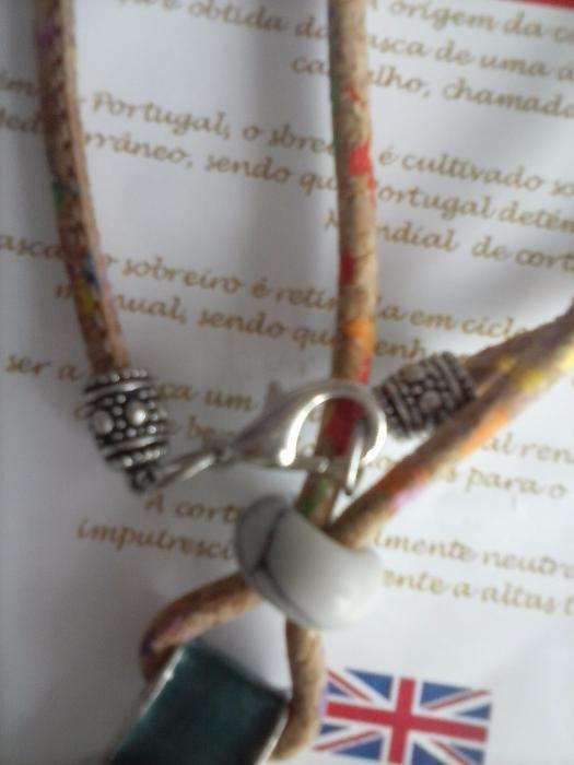 Colar em cortiça com boneca