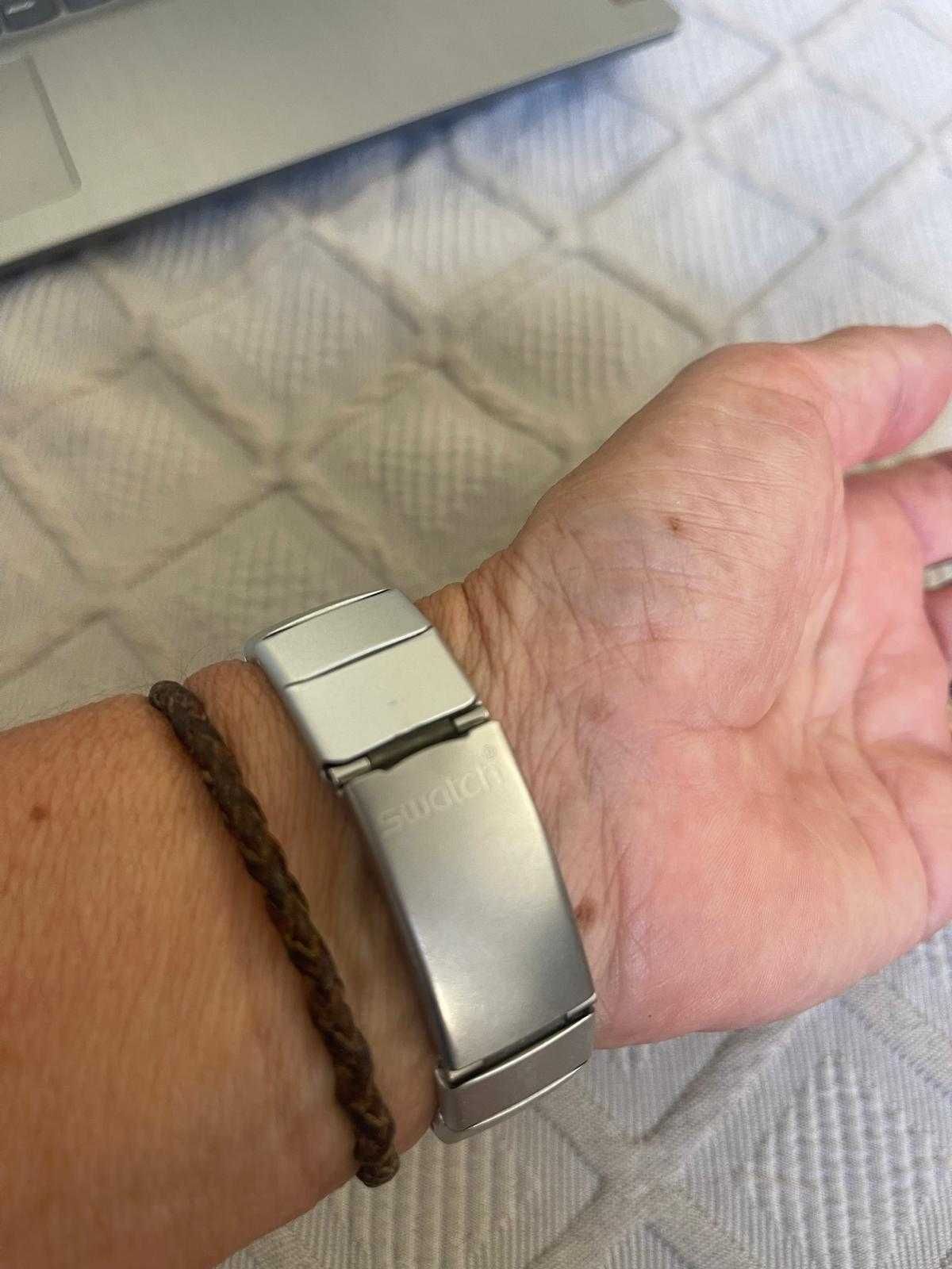 Relógio Swatch com pulseira metálica
