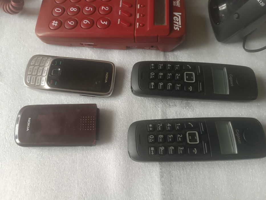Zestaw starych telefonów