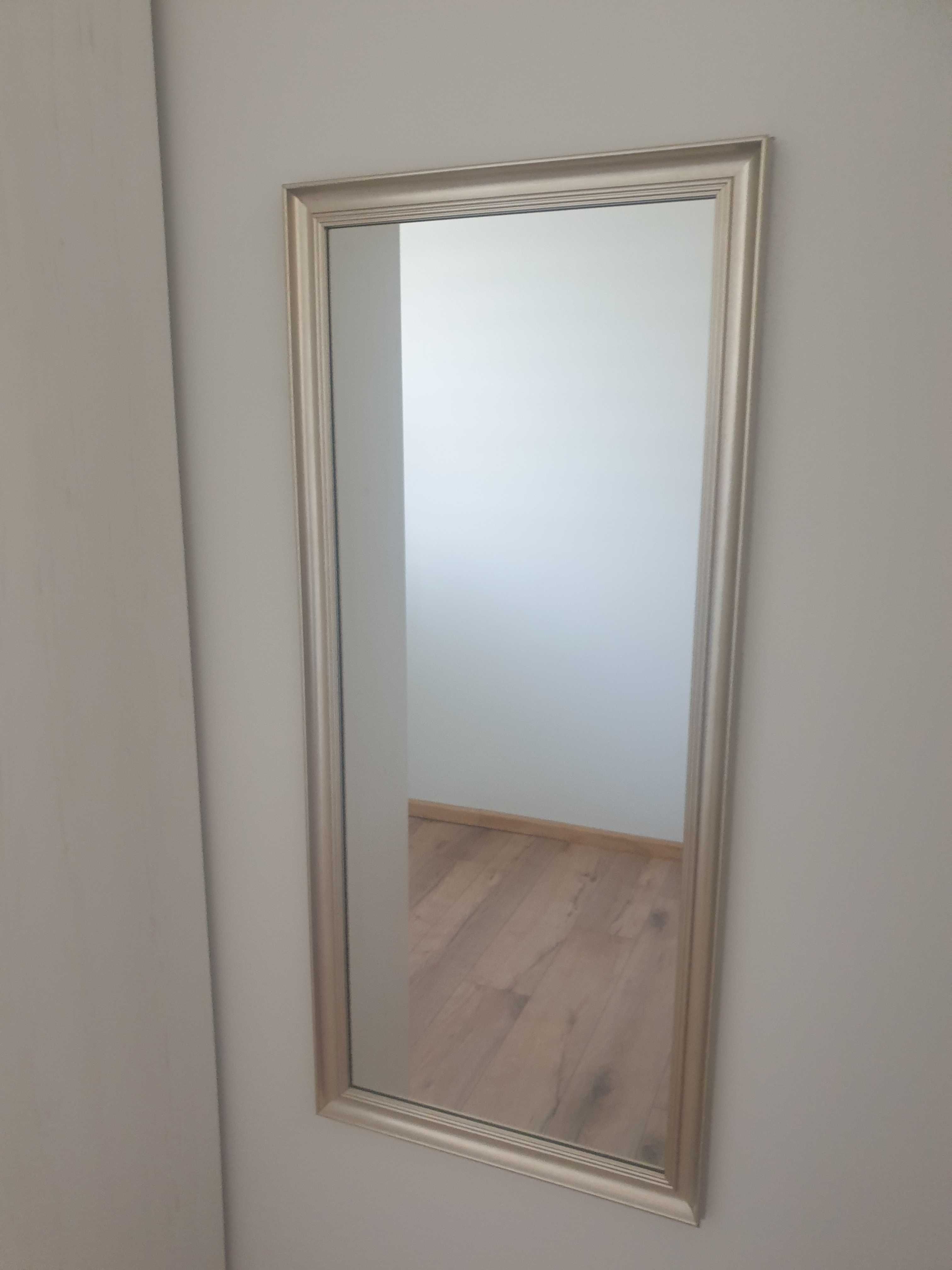 Lustro w stylowej ramie