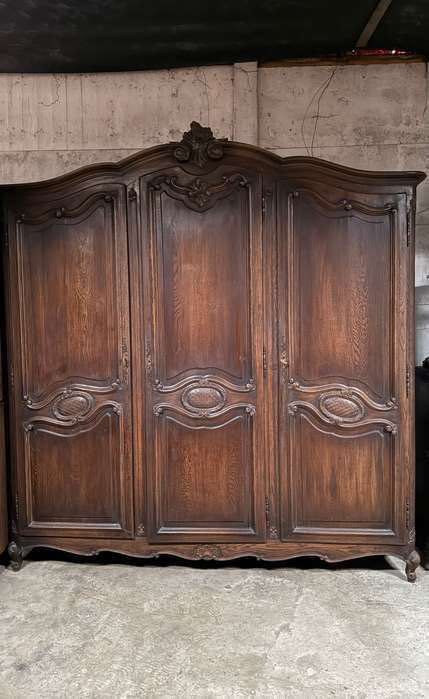 Rzeźbiona dębowa szafa w stylu Ludwika