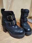 Masywne buty na platformie