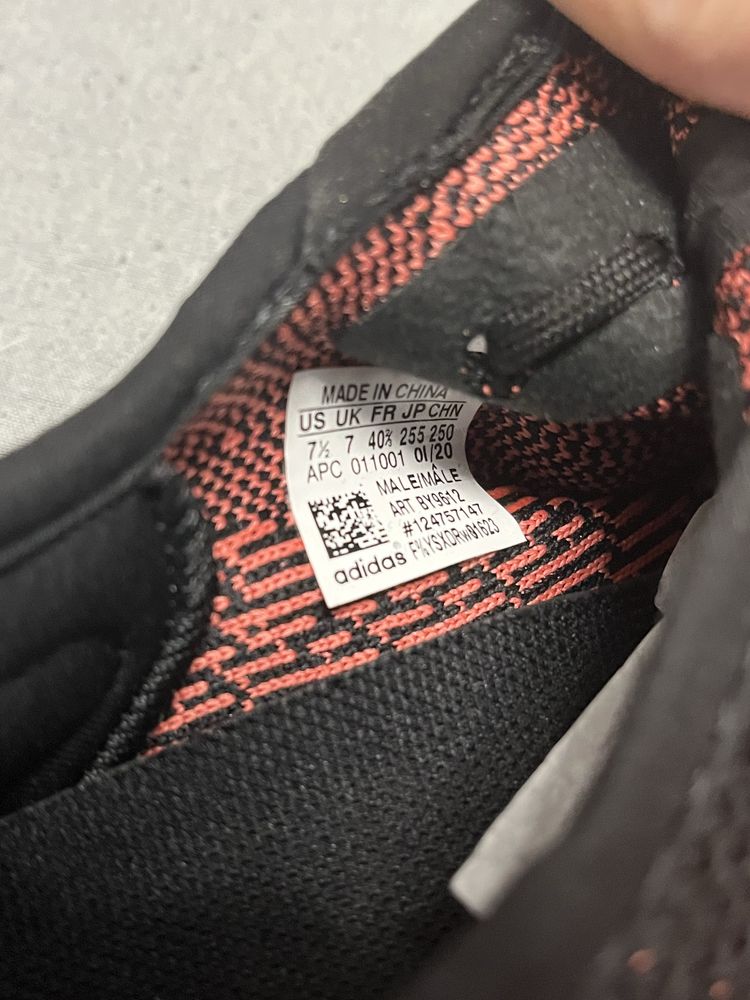 YEEZY BOOST 350 V2 Core Black Red