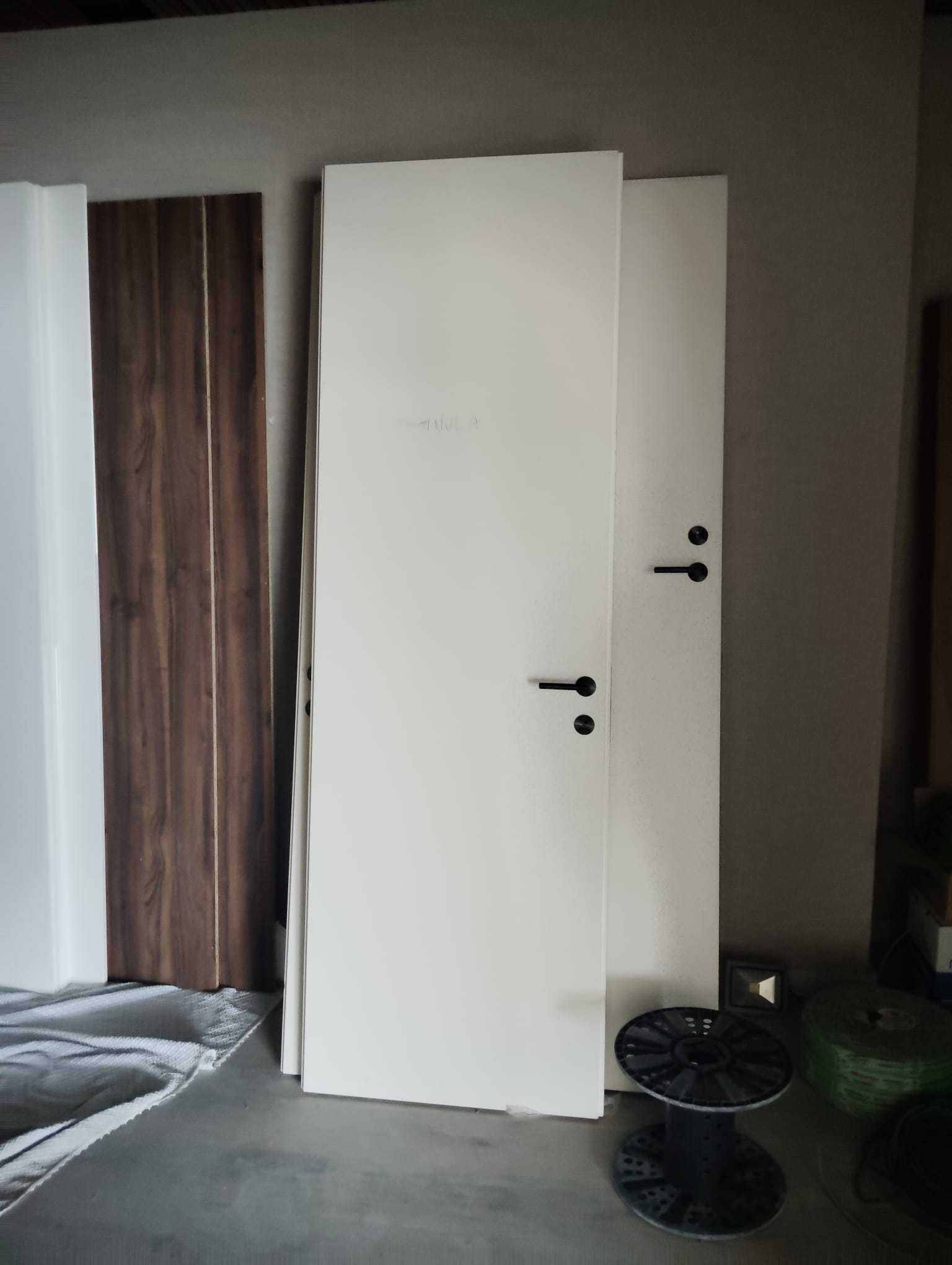 Portas lacadas cor branco com puxadores
