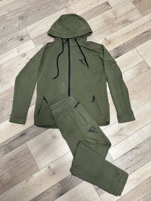 Чоловічий спортивний костюм М-розмір