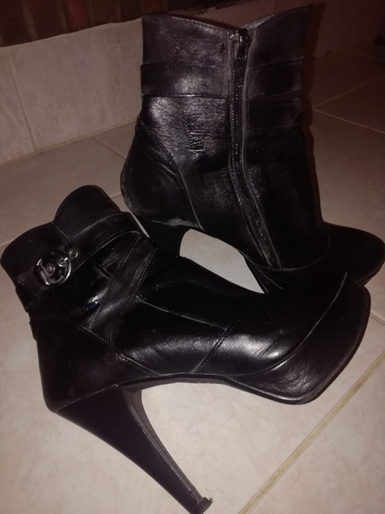 Botas em pele em muito bom estadp