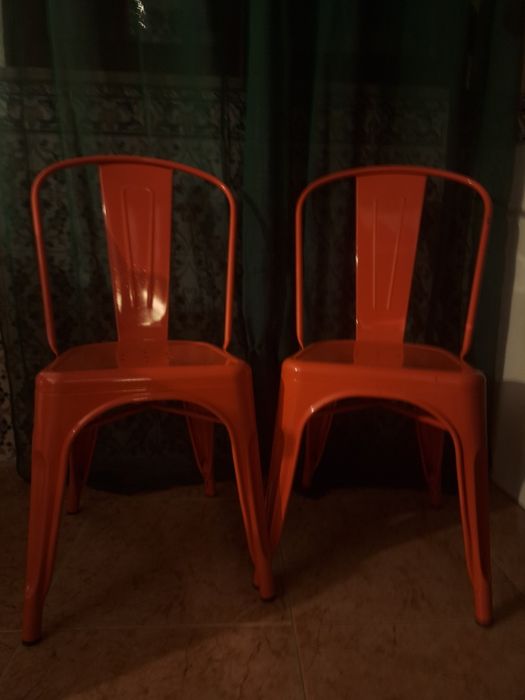 Cadeira de jantar de metal as duas