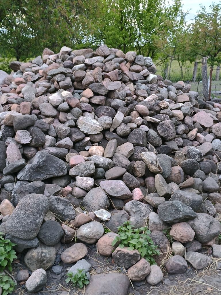 Продам польове каміння .
