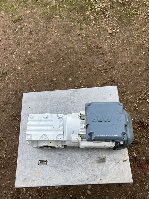 Motoreduktor 0,55 kw 428 obr na min