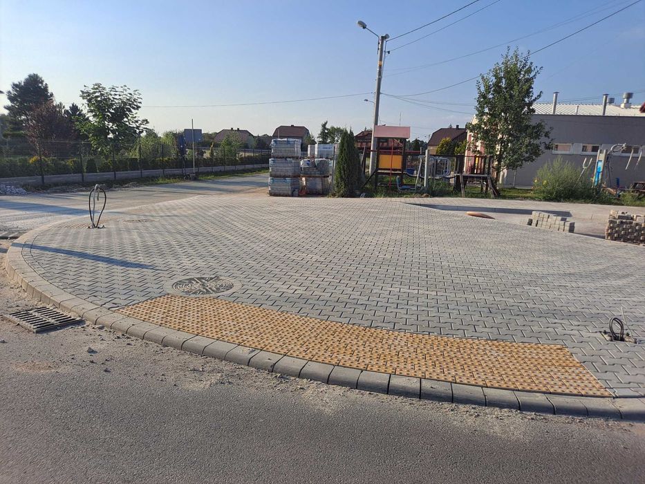 Układanie przekładanie starej pozapadanej kostki brukowej brukarstwo