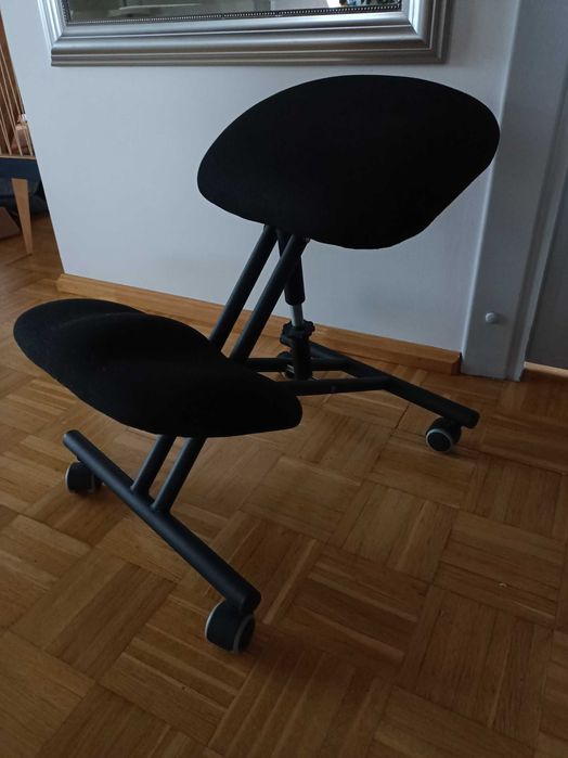 Klękosiad do biurka firmy Paged