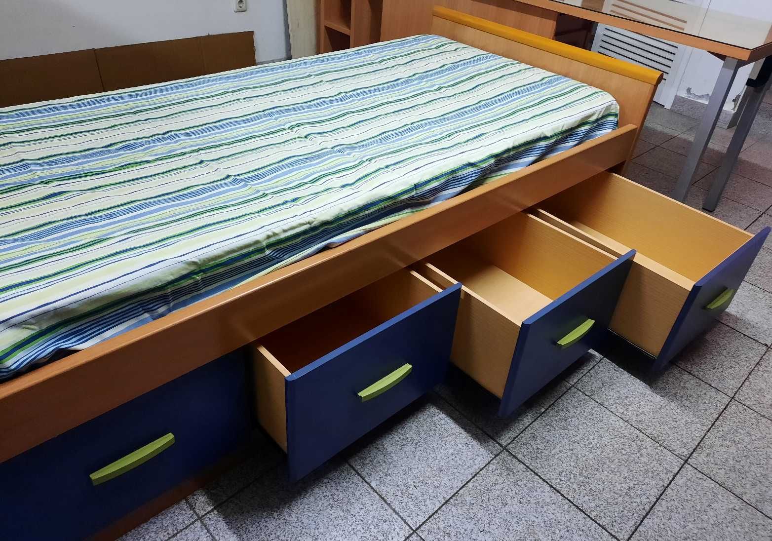 Cama com gavetas para jovem