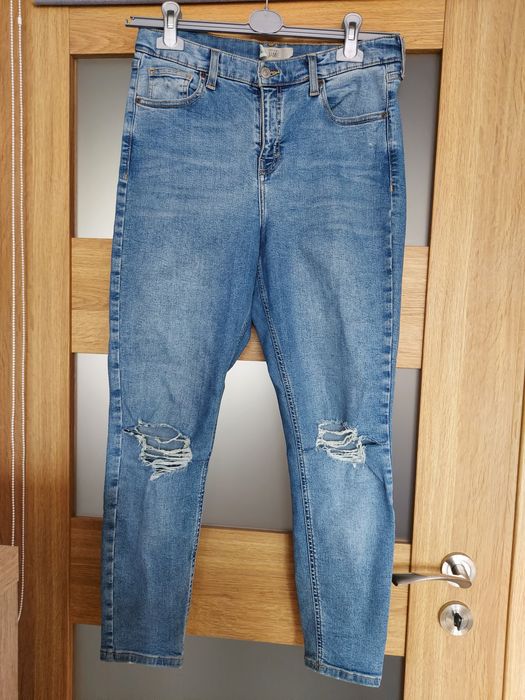 Dżinsy rurki z dziurami