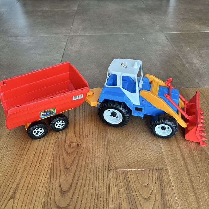 Великий трактор з ковшем та причепом