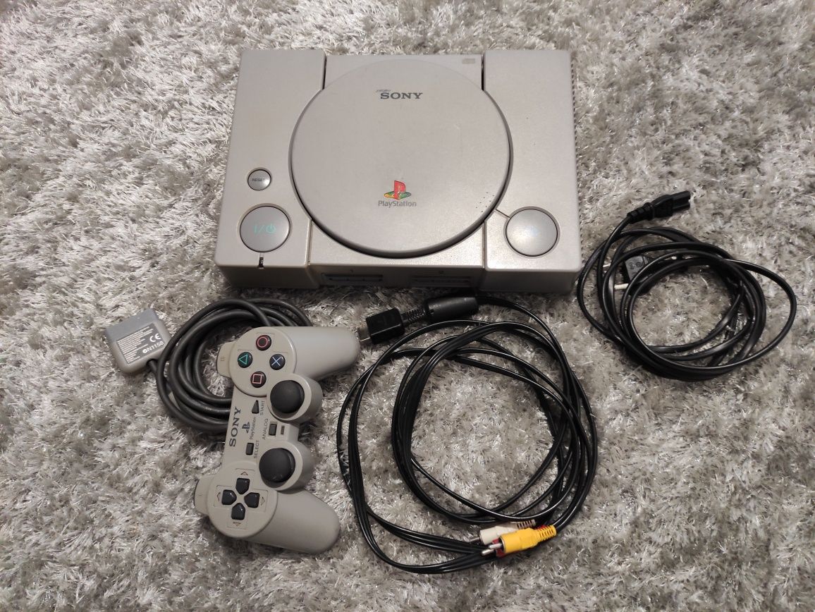 PlayStation 1 com comando e jogos