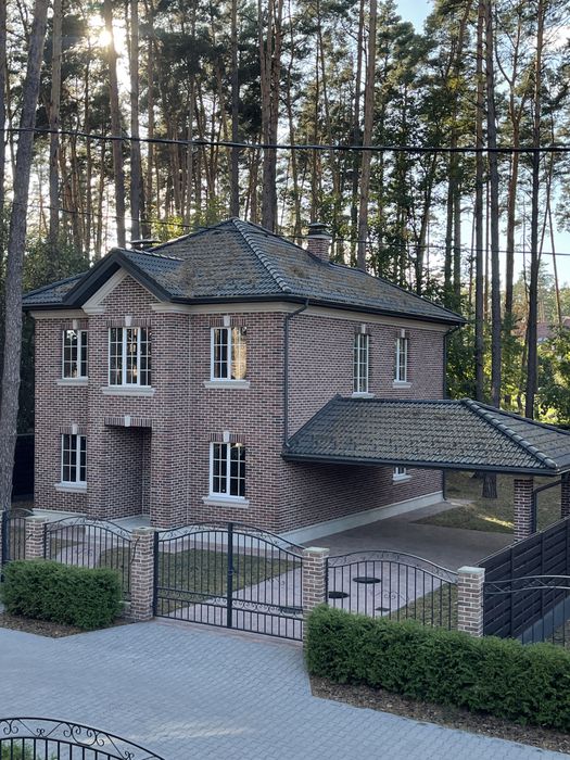 Дом в коттеджном городке в лесной Буче.