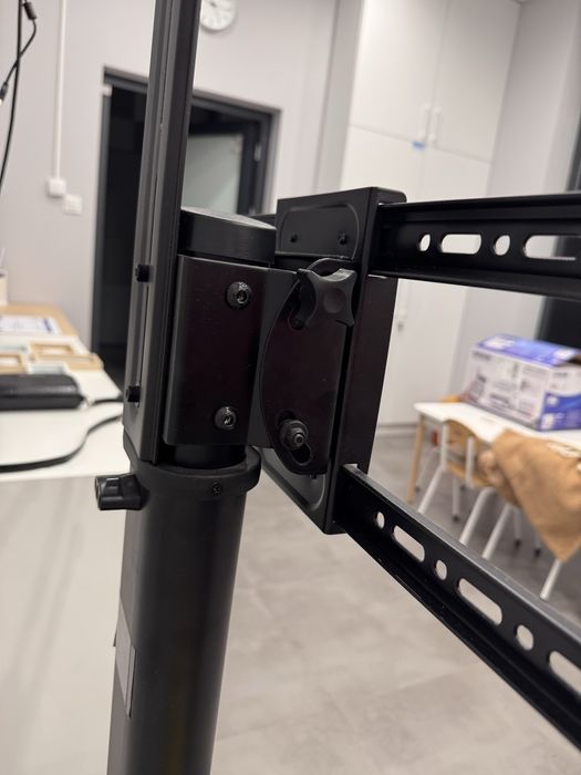 Stojak ma tablice multimedialna