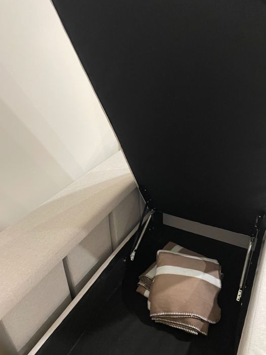 Sofá cinzento claro 3 lugares com chaise long e 4 puffs