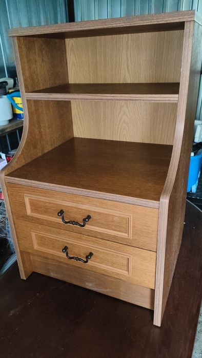 Drewniana szafka z szufladami