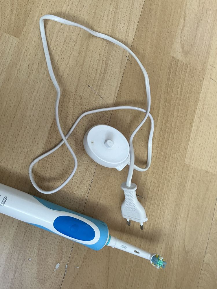 Szczoteczka elektryczna Braun Oral-B, ładowarka zestaw