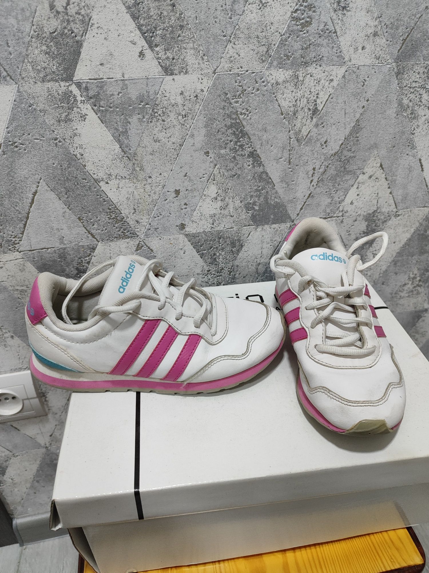 Кроссовки Adidas originals розовые 33 размер