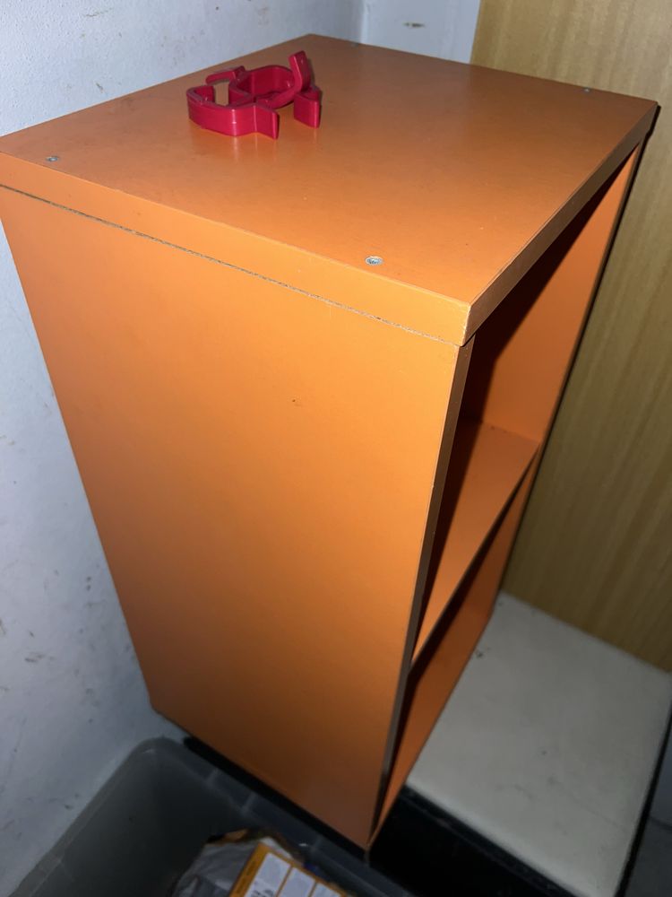 Estante laranja do ikea