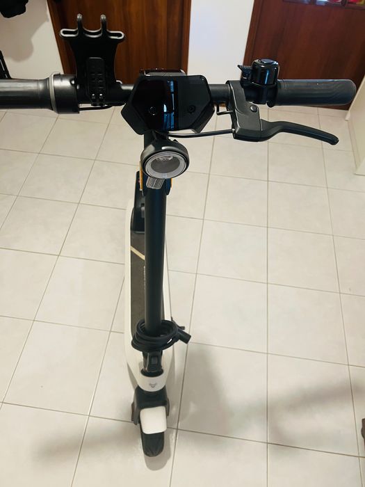 Trotinete elétrica branca