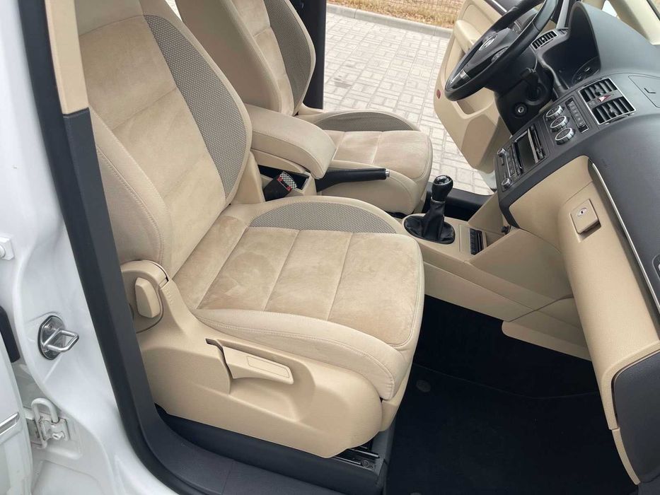 Volkswagen Touran 2015 2,0 TDI в идеале HighLine.