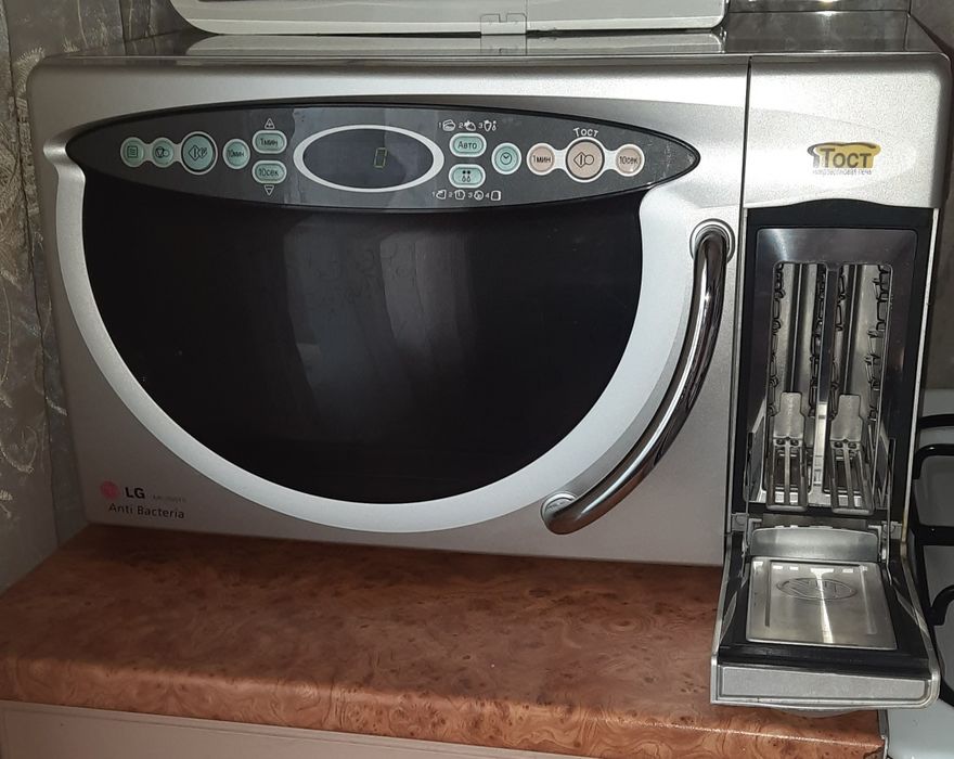 Продам микрохвильову піч LG з тостером.3200грн.