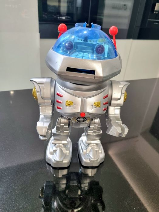 Robot grający, duży.