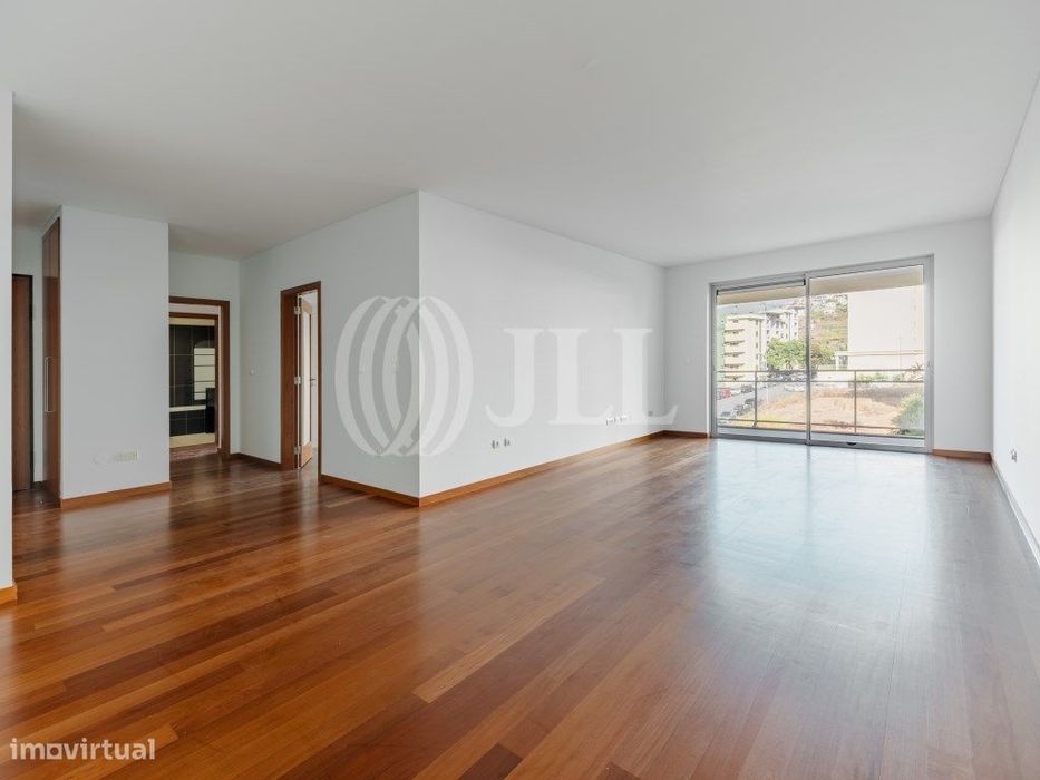 Apartamento T3 em condomínio, vista mar, Funchal, Madeira