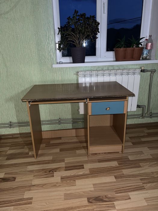 Стіл письмовий в кімнату