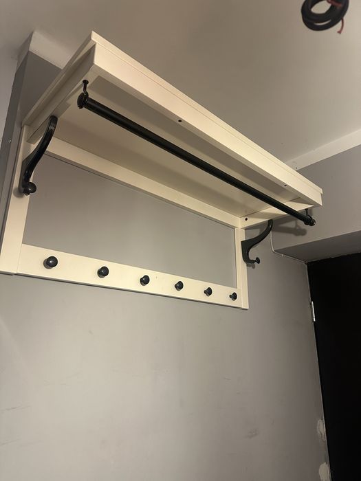 Biały wieszak na ścianę // z półką