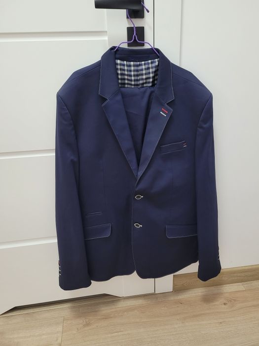 Granatowy garnitur męski