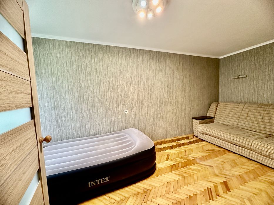 Стражеско, 7 2к квартира 3й поверх, не кутова, тепла.