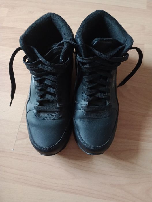 Кросівки жіночі , практично нові.