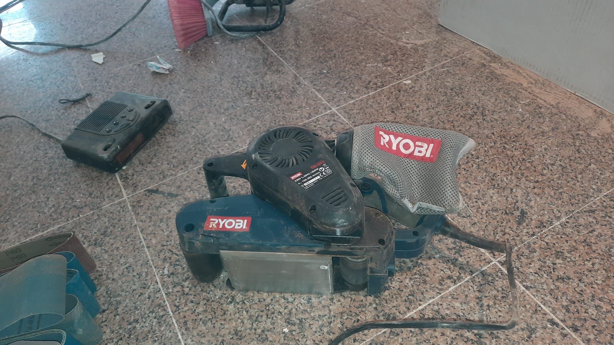 Vendo Lixadeira Ryobi Nova na Mala