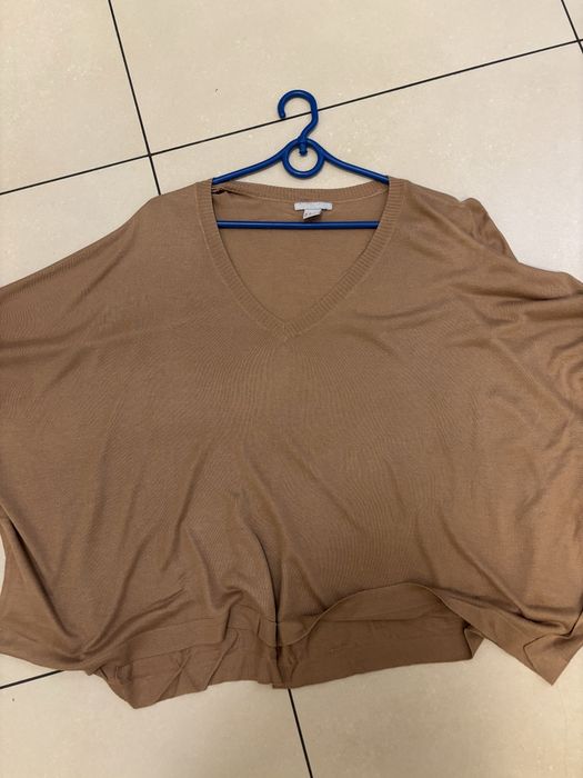 Kamelowy sweterek w serek uniwersalny h&m