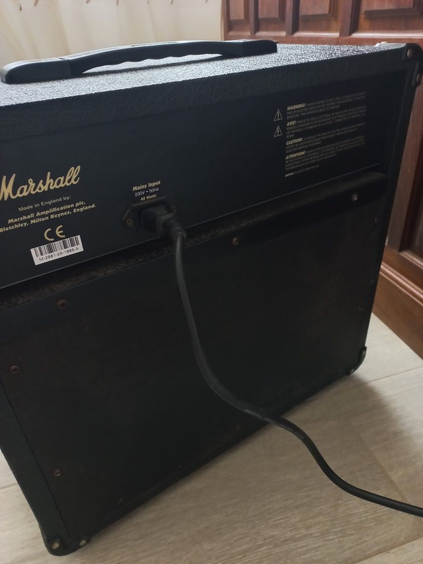 Amplificador Marshall 2000 valvestate a funcionar