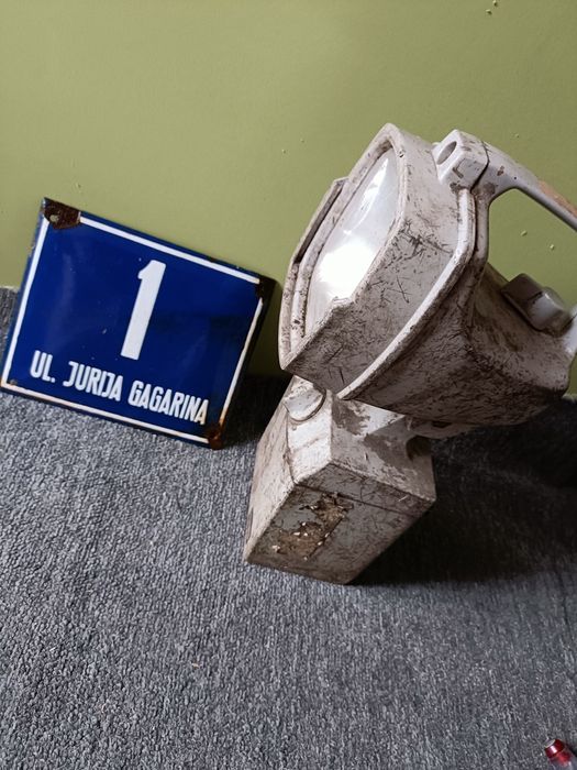 Stara przenośna lampa zabytek,świeci.