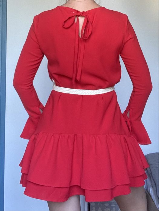 Czerwona sukienka mini z falbanami s krótka